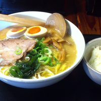 「味噌らーめん味玉入り+ライス（サービス）」@北海道らーめん 初代 宮前平の写真