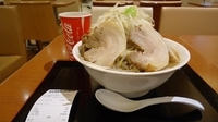 「ラーメン（中）全増し720円」@ジャンクガレッジ イオンレイクタウンmori店の写真