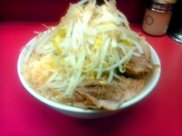 「小ぶた入り（野菜・にんにく）800円」@ラーメン二郎 小岩店の写真