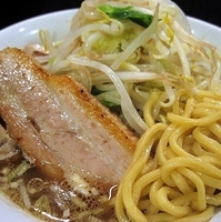 「らーめん（並）ヤサイニンニク+炙りチャーシュー 750円」@らーめん破顔おおびるの写真