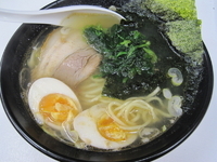 「あっさり鶏塩ラーメン 600円+味玉（クーポン利用）」@横浜ラーメン 一家 伊勢崎店の写真