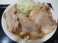 「ラーメン豚増し（ニンニク少し、ヤサイ）」@ジャンクガレッジ 甲府昭和店の写真