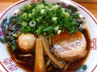 「黒醤油らーめん★太麺★味玉&ネギトッピング」@金久右衛門 梅田店の写真