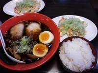 「黒・味玉ラーメン【880円】 小ライス【150円】 餃子クーポン」@麺家いろは 海老名ビナウォーク店の写真