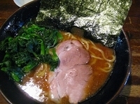 「しょうゆラーメン（並盛り）+ほうれん草」@家系ラーメン 浮浪雲の写真