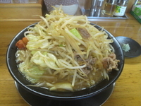 「らーめん勘助（背脂普通、ニンニク入り）+中盛り 770+120=」@麺屋信玄の写真