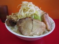 「ラーメン（並）+小豚 （野菜1.5+アブラ）」@モッコリ豚の写真