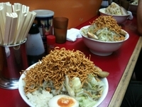 「ラーメン（ヤサイ・ニンニクW）700円 + ベビースター50円」@モッコリ豚の写真