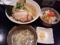 「トリシオツケメン（中盛り）￥780+ニンニク￥20+カリカリ豚ご」@トリシオブットイメン 井の庄の写真