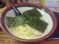 「豚骨ラーメン大盛、背油多め+ランチサービス小ライス…700円」@知ったかぶりのブタの写真