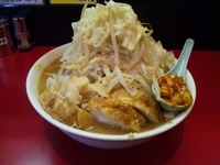 「豚らーめん（ヤサイ・アブラ・カラタマ）￥850」@用心棒 本号の写真