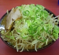 「ラーメン【のり・ほうれん草⇒野菜増し変更、薬味ネギ多め】（630」@王道家の写真