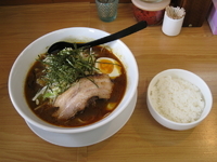 「炙りチャーシューカレーラーメン（ライス付き）:880円」@魔女のカレーの写真