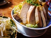 「ラーメン小ブタ・中（800円）+小ブタ（150円）+ライス（10」@明心角ふじの写真