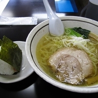 「塩ラーメン630円+チャーシューおにぎり90円」@ラーメン駿河の写真