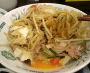 「汁なしラーメン540円+野菜炒め390円+生ビール390円」@日高屋 日暮里東口店の写真