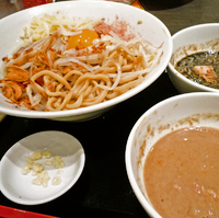 「まぜつけ（ニンニク少なめ・チーズ） ￥1000」@ジャンクガレッジ 東京ラーメンストリートの写真