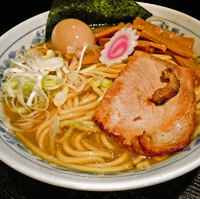 「中華そば￥700 + クーポン味玉」@大勝軒 まるいち 新宿東南口店の写真