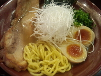 「煮干し炸裂! 鶏清湯 塩らーめん （限定）+チャーシュー+味玉」@らーめんなが田の写真