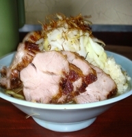 「小ラーメン（ヤサイ/ニンニク） 700円+小豚 100円」@豪徳寺ラーメン りらくしんの写真