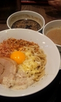 「まぜつけ並（もやし抜き・脂多め・ニンニク入・チーズ入）1000円」@ジャンクガレッジ 東京ラーメンストリートの写真