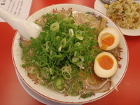 「特製醤油 肉玉ラーメン （麺固め、脂多め、ネギ多め）」@ラーメン魁力屋 草加店の写真
