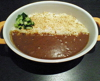 「スパイシー燻製カレー+燻製ナッツ入り+ライス大盛=780円」@燻製カレー くんかれ 日本橋人形町店の写真