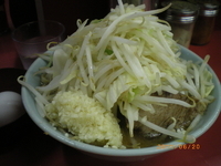 「小豚ニンニクヤサイマシマシ ￥750 生たまご ￥50」@ラーメン二郎 桜台駅前店の写真