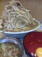 「ラーメン（ヤサイ、ニンニク、アブラ）+生卵」@ラーメン富士丸 北浦和店の写真