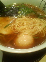 「醤油ラーメン+味玉+ビール+鶏肉の唐揚げ」@支那そばや グランデュオ立川店の写真