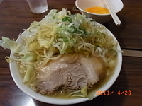 「ミニラーメン 野菜増し増し 生卵（無料）」@ちばからの写真