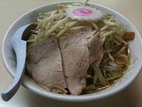 「正油ラーメン 大盛り800円+ もやし大盛り50円 +餃子4個3」@北海道ラーメンの写真