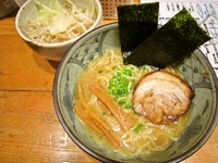 「とんこつ醤油らーめん+Aセット（餃子、ライス）（980円）」@中華そば 小淀の写真