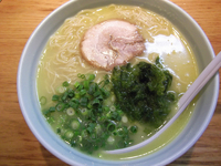 「らーめん（650円）+替え玉（100円）」@らーめん まる玉 アリオ川口店の写真