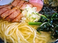 「鶏清湯ラーメン［塩味］（650円）+特選炙りチャーシュー」@つけ麺 目黒屋の写真