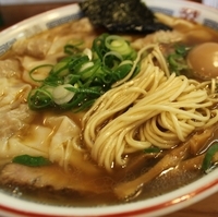 「焼豚雲呑麺（硬め+ﾁｬｰｼｭｰ赤身で）￥1080+大盛￥100」@支那そばや 伊勢崎店の写真