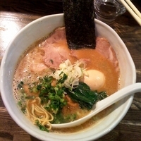 「醤油ラーメン+黒たま+当たりの肩ロース」@RAMEN CiQUEの写真
