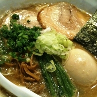 「醤油ラーメン+巻きバラチャーシュー1枚+黒味玉」@RAMEN CiQUEの写真