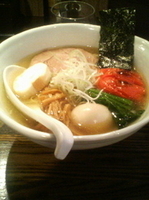 「塩ラーメンに黒味玉と焼きトマト」@RAMEN CiQUEの写真