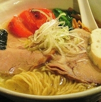 「塩ラーメン+焼トマト+チャーシュー1枚（肩ロース）」@RAMEN CiQUEの写真