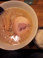 「特製正油らーめん￥700+小ライス（ランチサービス）」@麺や つねじの写真