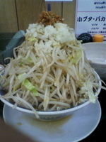 「ふじ麺小ぶた（ニンニク）830円+野菜増し（2倍）100円=93」@勝神角ふじの写真