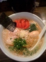 「醤油らーめん（黒味玉、焼きトマト）」@RAMEN CiQUEの写真