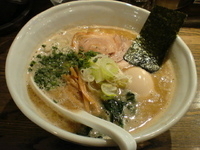 「醤油ラーメン+黒味玉」@RAMEN CiQUEの写真