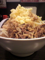 「ラーメン（麺硬め、味濃い目、油多め、野菜多め、ニンニク）￥650」@山盛山の写真