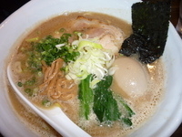 「醤油ラーメン 750円 + 黒味玉 100円」@RAMEN CiQUEの写真