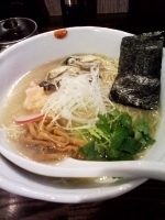 「牡蠣出汁の淡濁塩ラーメン（大盛サービス）」@RAMEN CiQUEの写真