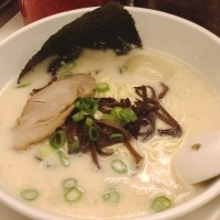 「ラーメン 500円 + 替玉（替玉無料券利用）」@博多天神 新橋1号店の写真