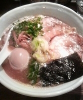 「醤油ラーメン+チャーシュー（バラロール）+黒味玉（醤油）」@RAMEN CiQUEの写真