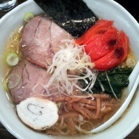 「塩らーめん（￥700）・ロースチャーシー（￥100）・焼きトマト」@RAMEN CiQUEの写真